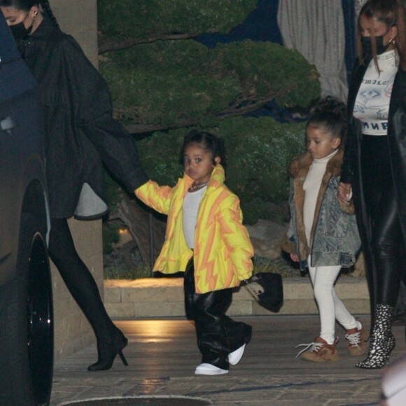 Kylie Jenner et sa fille Stormi vont dîner au restaurant "Nobu" à Malibu, le 26 avril 2021.