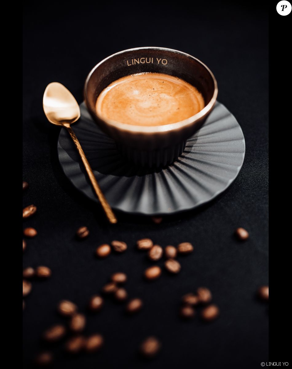 Des personnalités posent pour la marque de cafés LINGUI YO.