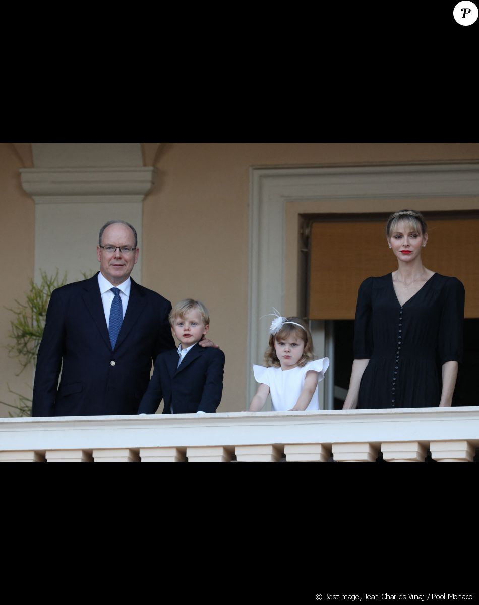Le prince Albert II de Monaco, le prince Jacques, la princesse Gabriella, la princesse Charlène - La famille princière de Monaco assiste au feu de la Saint Jean dans la cours du palais princier à Monaco le 23 juin 2020. © Jean-Charles Vinaj / Pool Monaco / Bestimage