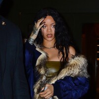Rihanna incendiaire : canon en dentelle et porte-jarretelles pour sa nouvelle campagne