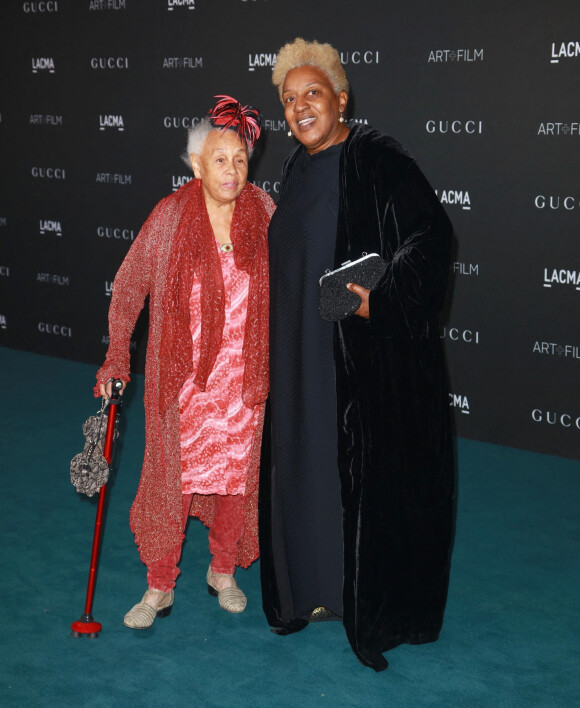 Betye Saar et CCH Pounder - People au 10ème "Annual Art+Film Gala" organisé par Gucci à la "LACMA Art Gallery" à Los Angeles. Le 6 novembre 2021
