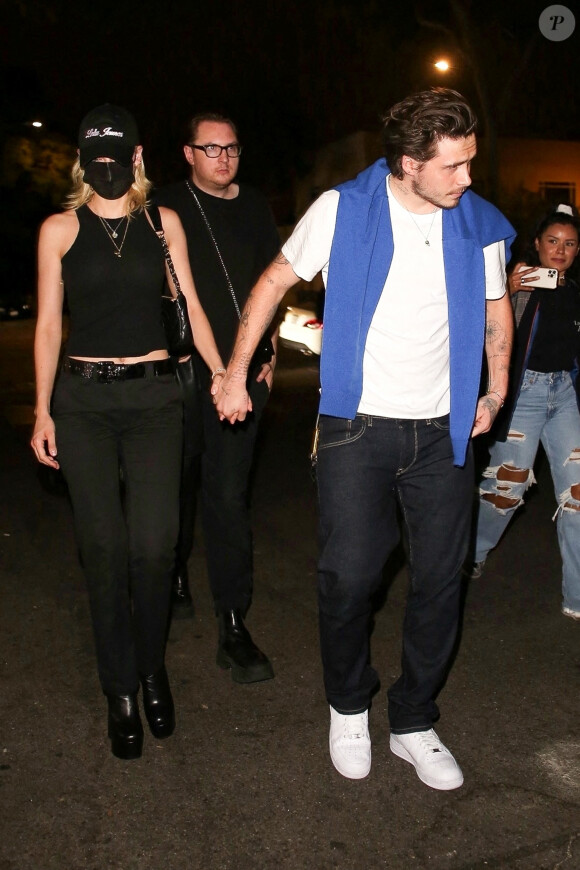Brooklyn Beckham et sa fiancée Nicola Peltz ont passé la soirée au Delilah dans le quartier de West Hollywood à Los Angeles. Le couple très complice se tient la main. Le 17 août 2021.