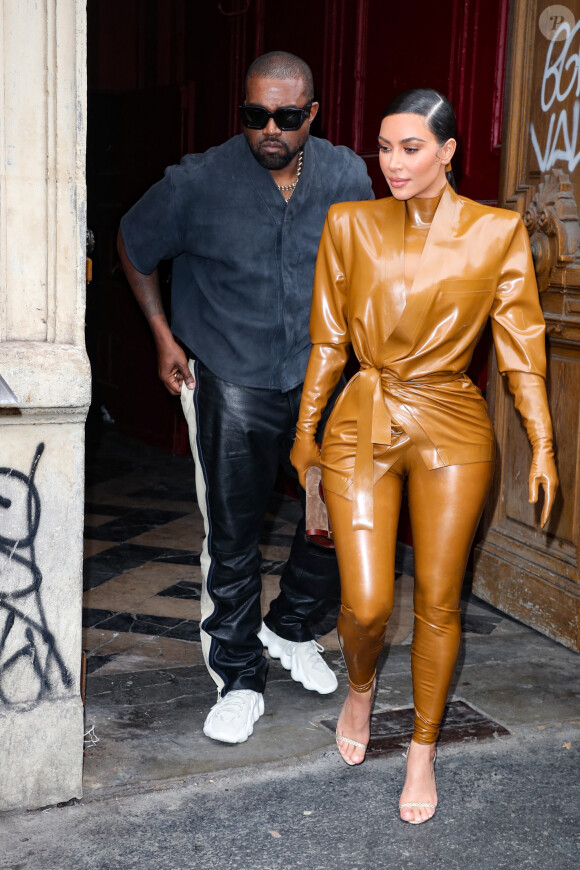 Kanye West et sa femme Kim Kardashian à la sortie du Théâtre des Bouffes du Nord après le "Sunday Service" à Paris.