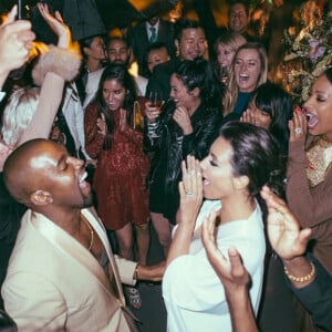 Kim Kardashian, Kanye West et les invités de leur dîner-soirée pré-mariage au château de Versailles. Le 23 mai 2014.