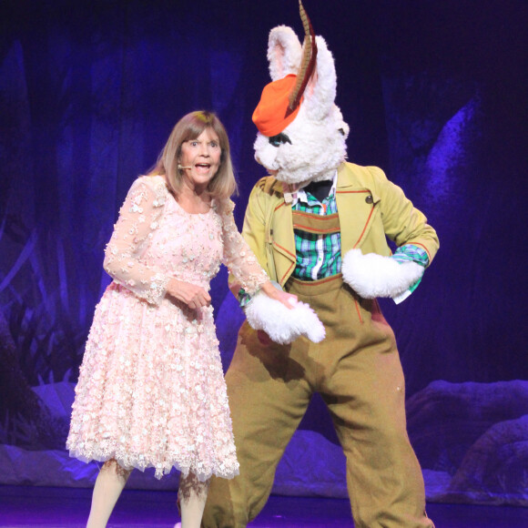Chantal Goya sur la scène du Palais des Congrès dans son spectacle "Le soulier qui vole" à Paris, le 6 octobre 2019. © Philippe Baldini/Bestimage