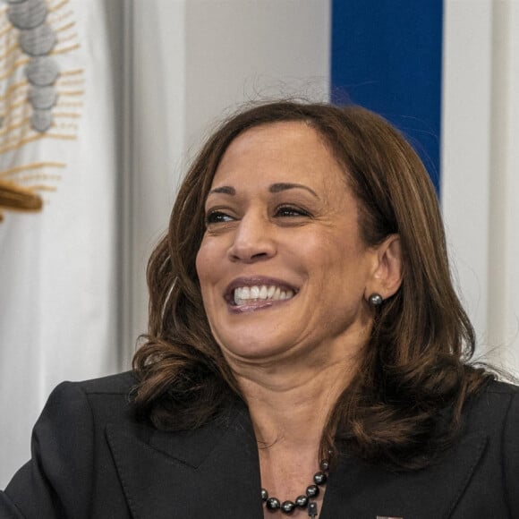 La vice-présidente des Etats-Unis Kamala Harris organise une table ronde bipartite virtuelle avec des maires de tout le pays sur l'accord bipartite sur les infrastructures et le cadre Build Back Better à Washington, le 28 octobre 2021.