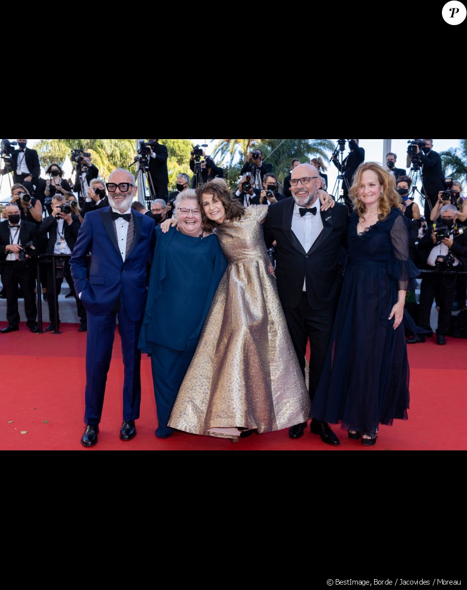 Roc Lafortune, Danielle Fichaud, Valérie Lemercier, Sylvain Marcel, Pascale Desrochers - Montée des marches du film " Aline " lors du 74ème Festival International du Film de Cannes. Le 13 juillet 2021 © Borde-Jacovides-Moreau / Bestimage
