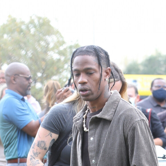 Travis Scott - Le rappeur de Houston a été rejoint mercredi matin par sa grand-mère "Miss" Sealie, sa mère Wanda Webster et sa soeur Jordan Webster à la Young Elementary School pour présenter l'effort de collaboration entre HISD et la Scott's Cactus Jack Foundation. Houston, le 3 novembre 2021.