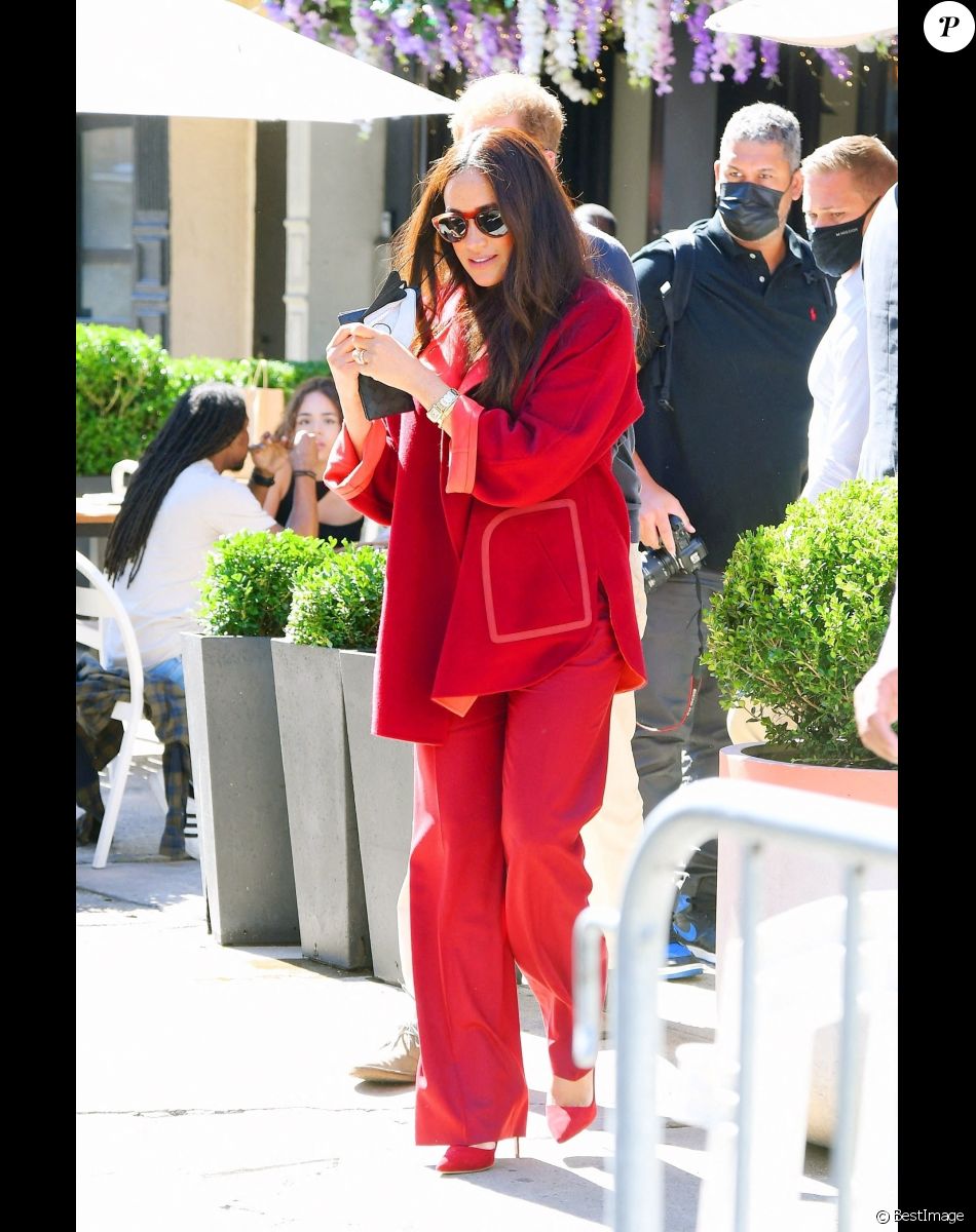 Le prince Harry, duc de Sussex et Meghan Markle sortent du restaurant Melba's à New York, le 24 septembre 2021.