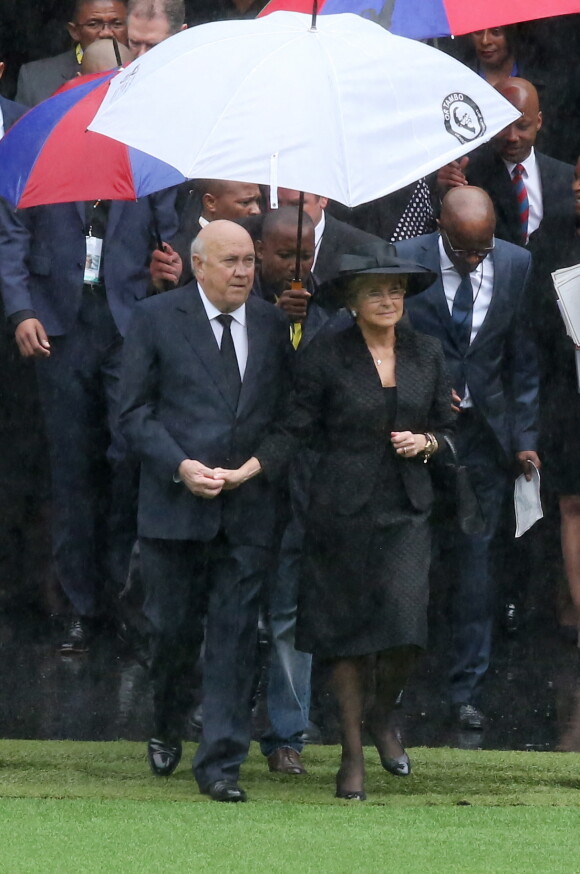 Ancien président d'Afrique du Sud et Prix Nobel de la paix, Frederik Willem De Klerk et sa femme Elita Georgiades à la cérémonie d'hommage officielle à Nelson Mandela au stade de Soccer City à Soweto, le 10 décembre 2013.