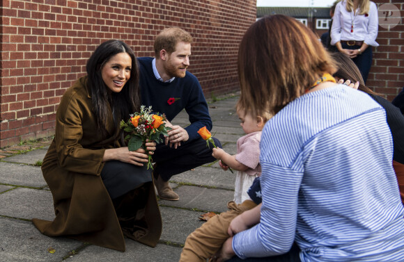 Le prince Harry, duc de Sussex, et Meghan Markle, duchesse de Sussex - Le duc et la duchesse de Sussex rencontrent les familles de militaires déployés au centre Broom Farm Community Center à Windsor le 6 novembre 2019. The Duchess of Sussex receiving a posy of flowers from Bonnie and Maggie Emanuel (mother and daughter), during a visit to Broom Farm Community Centre in Windsor. The Duke and Duchess of Sussex attended a coffee morning with families of deployed Army personnel at the Centre. Duke and Duchess of Sussex visit army families. Photo credit should read: © Sgt Paul Randall/MoD via Bestimage NOTE TO EDITORS: This handout photo may only be used in for editorial reporting purposes for the contemporaneous illustration of events, things or the people in the image or facts mentioned in the caption. Reuse of the picture may require further permission from the copyright holder. 