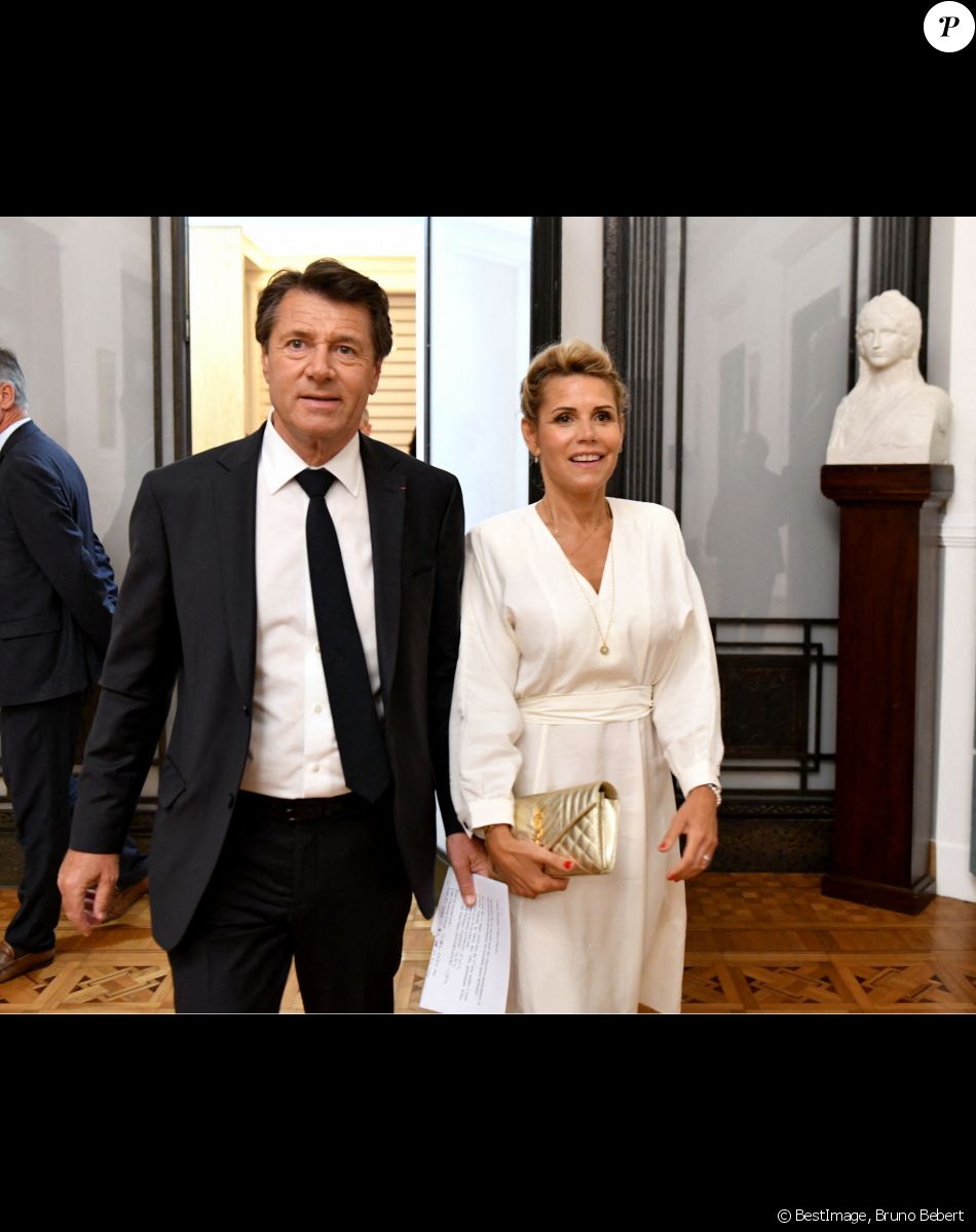 Exclusif - Christian Estrosi, avec sa femme Laura (Tenoudji) , sort de son bureau juste après la proclamation des résultats du second tour des élections municipales à Nice © Bruno Bebert / Bestimage