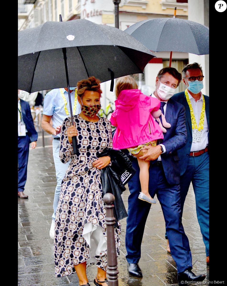 Exclusif - Laura Tenoudji Estrosi, son mari Christian Estrosi, le maire de Nice, et leur fille Bianca durant le 1er jour du Tour de France 2020 à Nice. Un tour de France placé sous des mesures sanitaires strictes en période de COVID-19. © Bruno Bebert / Bestimage