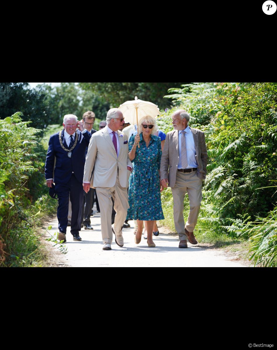 Le prince Charles et Camilla Parker Bowles, la duchesse de Cornouailles à Bryher lors de leur visite aux îles Scilly, le 20 juillet 2021.