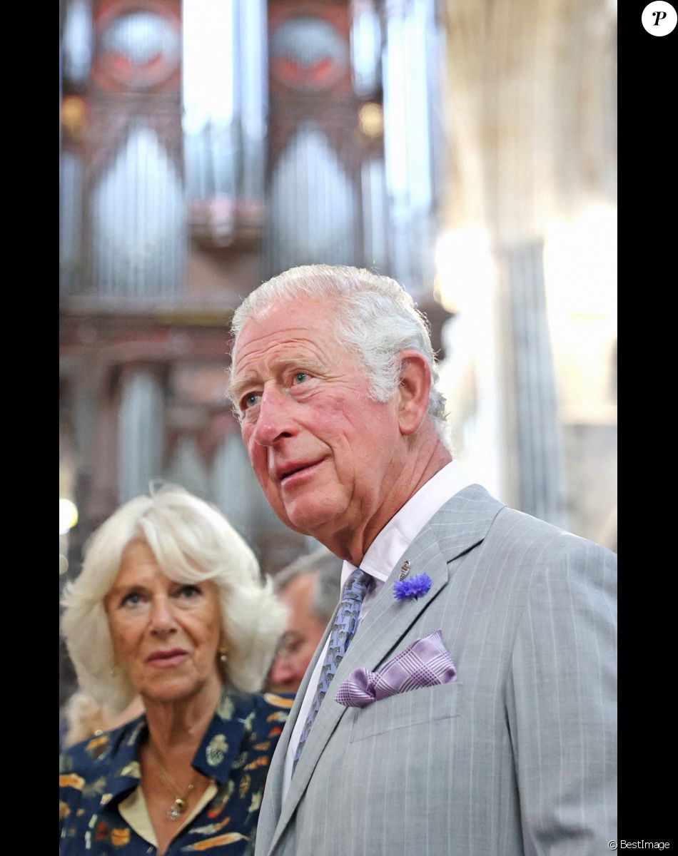 Le prince Charles et Camilla Parker Bowles, la duchesse de Cornouailles visitent la cathédrale d'Exeter à Devon.