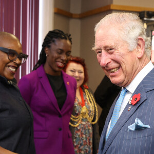 Le prince Charles, prince de Galles, rencontre les jeunes entrepreneurs de Prince's Trust au NatWest à Londres, Royaume Uni, le 11 novembre 2021.