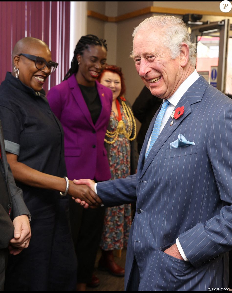 Le prince Charles, prince de Galles, rencontre les jeunes entrepreneurs de Prince's Trust au NatWest à Londres, Royaume Uni, le 11 novembre 2021.