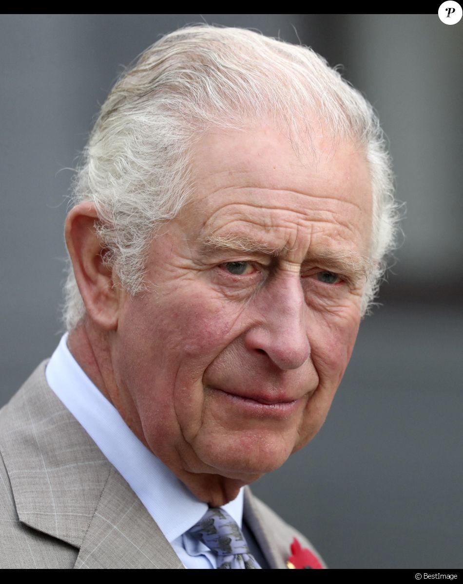 Le prince Charles, prince de Galles, visite la fabrique "Barbour" à Newcastle, le 9 novembre 2021.