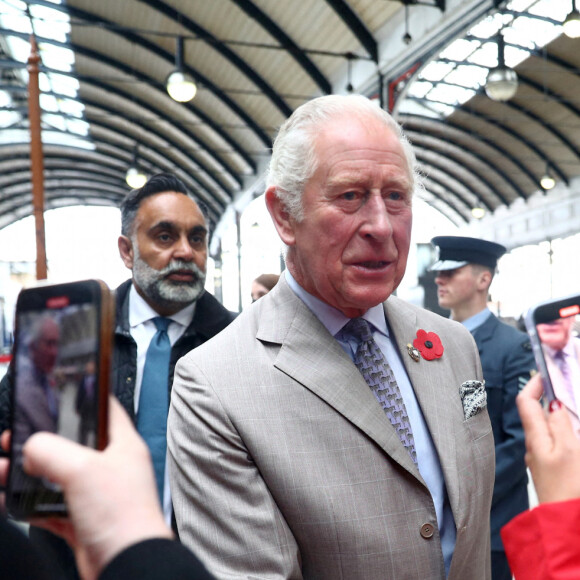 Le prince Charles arrive à la gare de Newcastle, pour effectuer une visite du comté Tyne and Wear. Le 9 novembre 2021.
