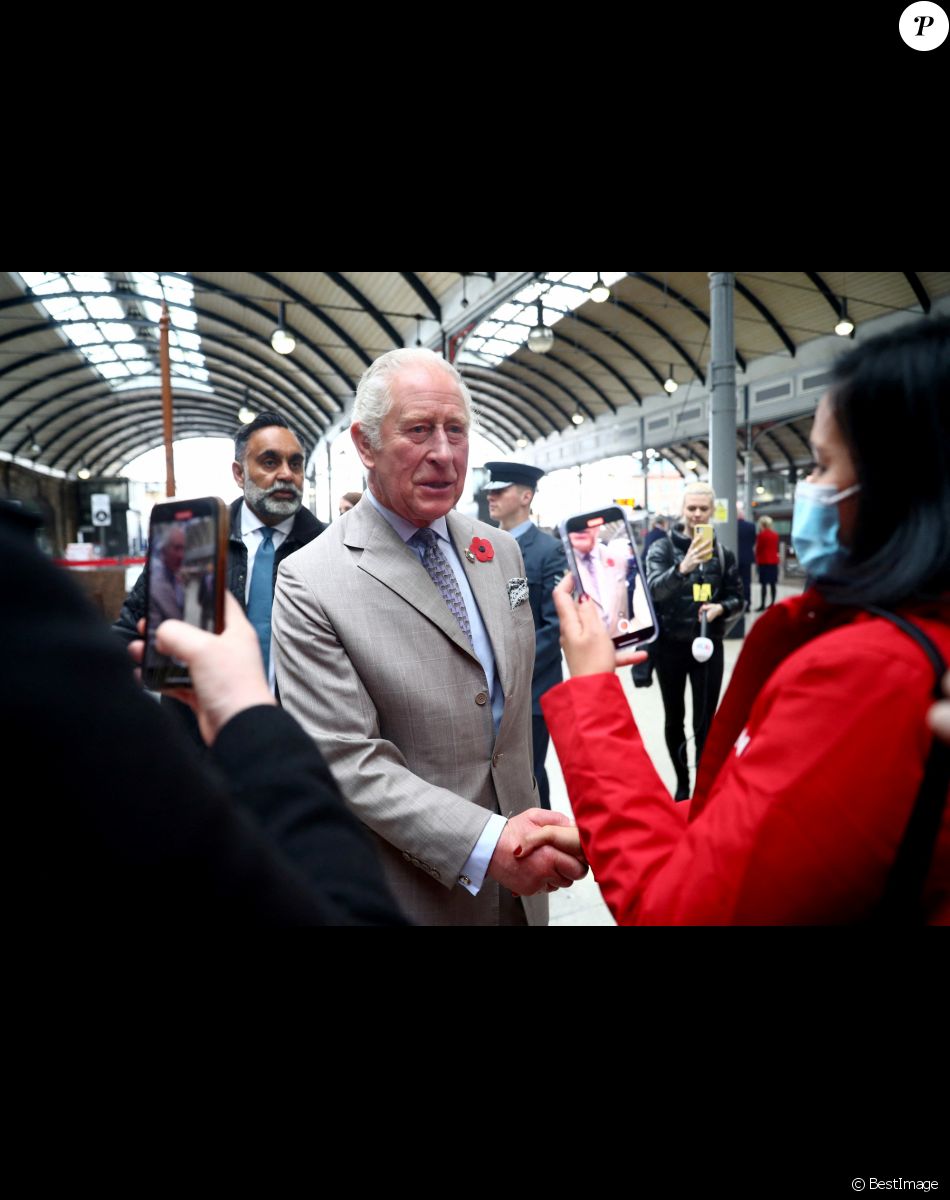 Le prince Charles arrive à la gare de Newcastle, pour effectuer une visite du comté Tyne and Wear. Le 9 novembre 2021.