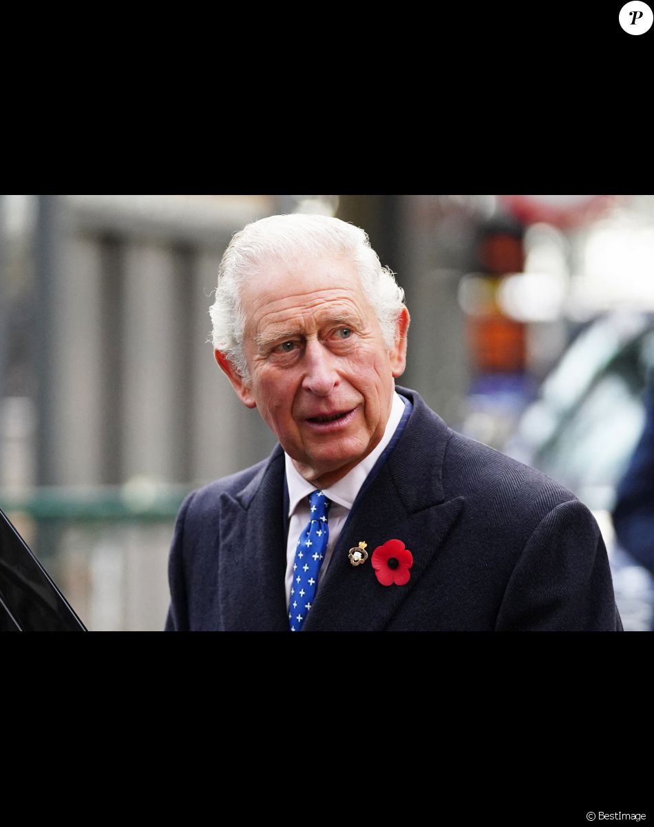 Le prince Charles, prince de Galles, à la gare centrale de Glasgow.