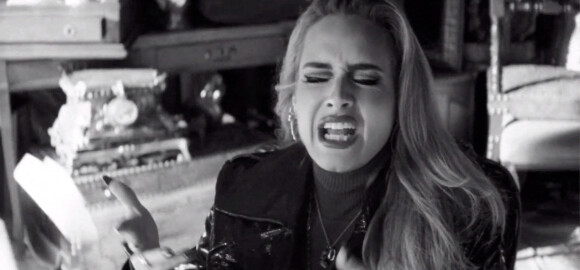 Captures d'écran du clip de la nouvelle chanson d'Adele, "Easy On Me".
