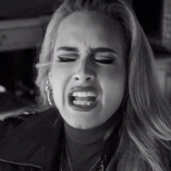 Captures d'écran du clip de la nouvelle chanson d'Adele, "Easy On Me".