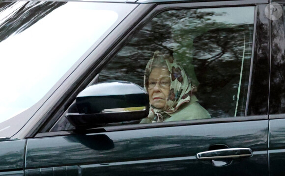 La reine Elisabeth II d’Angleterre conduit autour de sa résidence de Sandringham alors que la souveraine s'est vue préconiser du repos par ses médecins. Le 6 novembre 2021. 