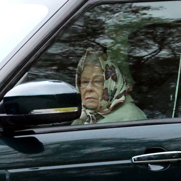 La reine Elisabeth II d’Angleterre conduit autour de sa résidence de Sandringham alors que la souveraine s'est vue préconiser du repos par ses médecins. Le 6 novembre 2021. 