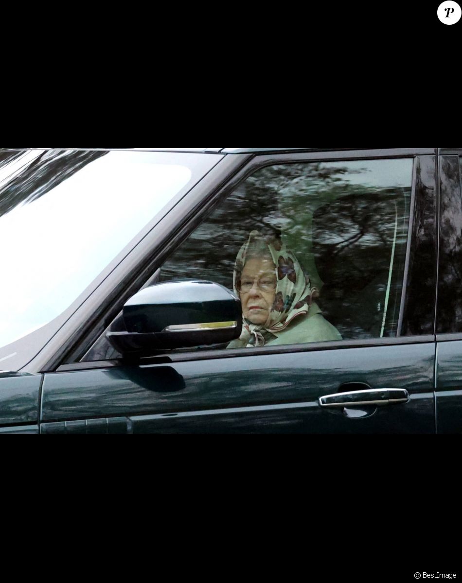 La reine Elisabeth II d’Angleterre conduit autour de sa résidence de Sandringham alors que la souveraine s'est vue préconiser du repos par ses médecins. Le 6 novembre 2021.
