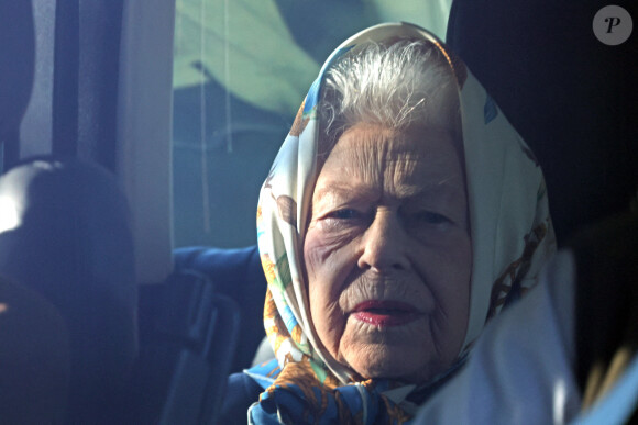 La reine Elisabeth II d’Angleterre conduit autour de sa résidence de Sandringham alors que la souveraine s'est vue préconiser du repos par ses médecins. Le 6 novembre 2021.