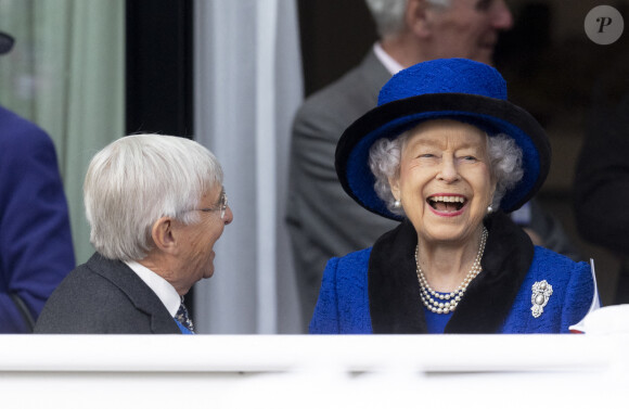 Willie Carson, la reine Elisabeth II d'Angleterre lors des Champions Day à Ascot. Le 16 octobre 2021