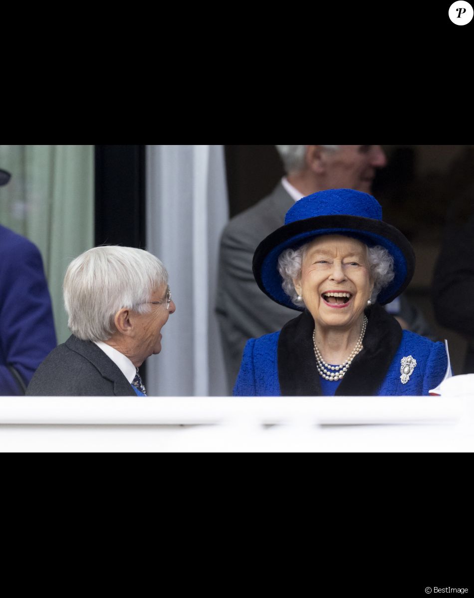Willie Carson, la reine Elisabeth II d'Angleterre lors des Champions Day à Ascot. Le 16 octobre 2021