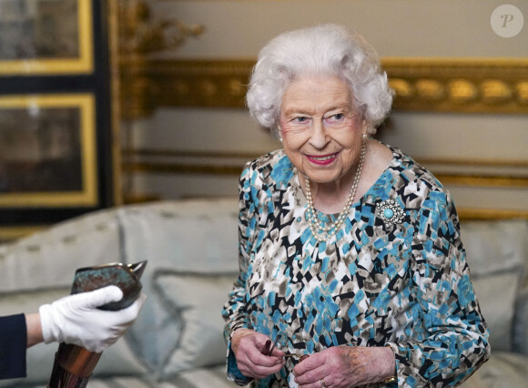 La reine Elisabeth II d’Angleterre découvre le bâton des Jeux du Commonwealth de Birmingham 2022 au palais de Buckingham à Londres, Royaume Uni, le 7 octobre 2021.