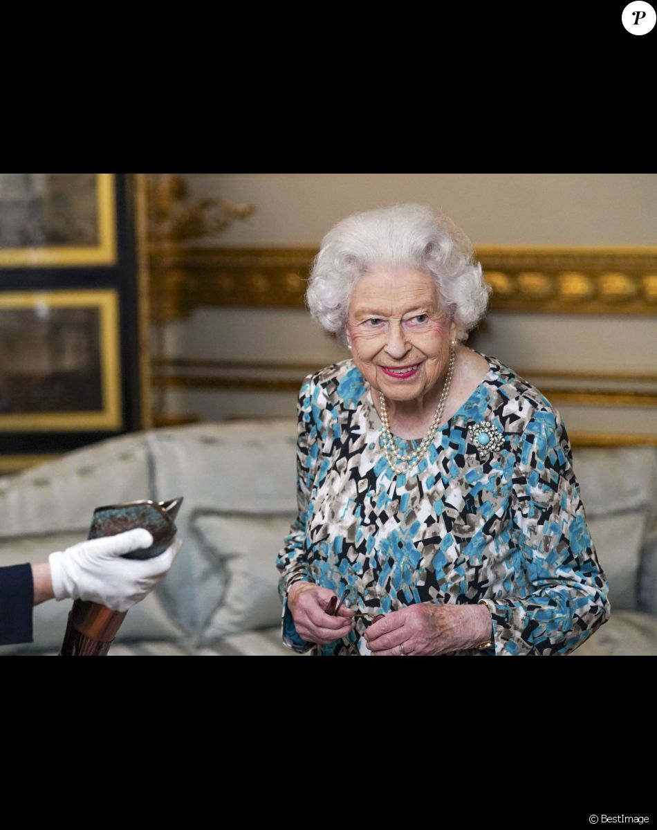La reine Elisabeth II d’Angleterre découvre le bâton des Jeux du Commonwealth de Birmingham 2022 au palais de Buckingham à Londres, Royaume Uni, le 7 octobre 2021.