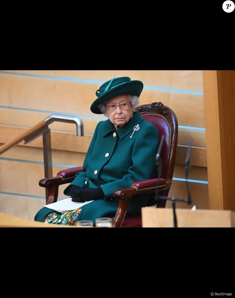 La reine Elisabeth II d’Angleterre, le prince Charles, prince de Galles, et Camilla Parker Bowles, duchesse de Cornouailles, au Parlement écossais à Edimbourg, Ecosse, Royaume Uni, le 2 octobre 2021.