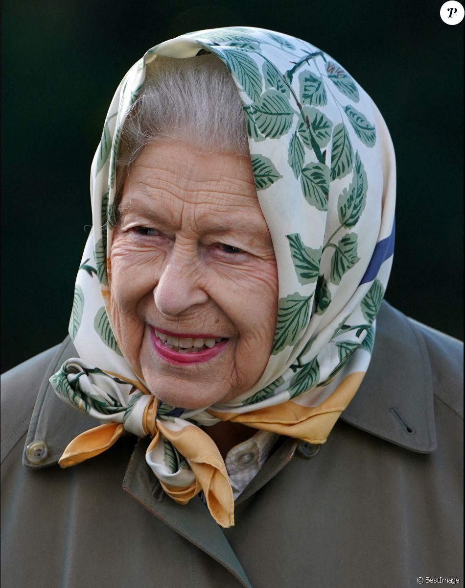 La reine Elisabeth II d’Angleterre lance le début de la saison de plantation officielle du Queen's Green Canopy (QGC) au domaine de Balmoral, Royaume Uni, le 1er octobre 2021.