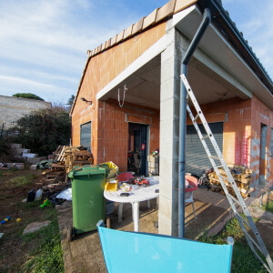 La maison en construction de Delphine Jubillar (Aussaguel) , disparue sans laisser de traces depuis le 16 décembre 2020 à Cagnac les Mines dans le Tarn. Un gendarme et une équipe du service des eaux ont mené des investigations pour chercher des traces dans le réseau raccordé à la maison. Le 7 janvier 2021  © Frédéric Maligne / Bestimage