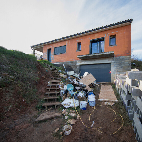 La maison en construction de Delphine Jubillar (Aussaguel) , disparue sans laisser de traces depuis le 16 décembre 2020 à Cagnac les Mines dans le Tarn. Un gendarme et une équipe du service des eaux ont mené des investigations pour chercher des traces dans le réseau raccordé à la maison. Le 7 janvier 2021  © Frédéric Maligne / Bestimage