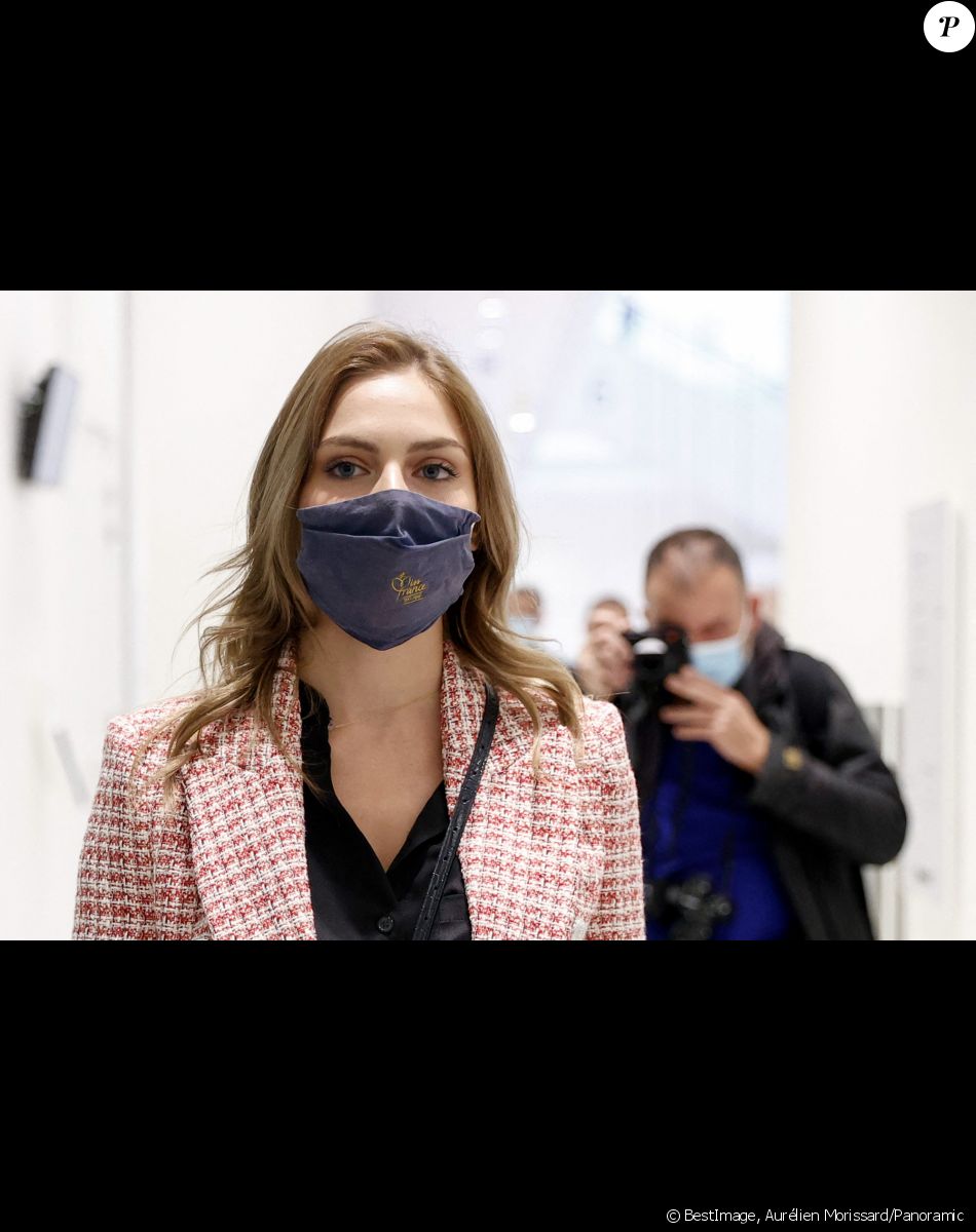 Miss Provence 2020, April Benayoum arrive au procés de huit internautes, quatre hommes et quatre femmes, jugés pour avoir proféré des injures antisemites en décembre 2020 sur les réseaux sociaux contre Miss Provence au concours de Miss France 2021, au tribunal correctionnel de Paris, France, le 22 septembre 2021. © Aurélien Morissard/Panoramic/Bestimage