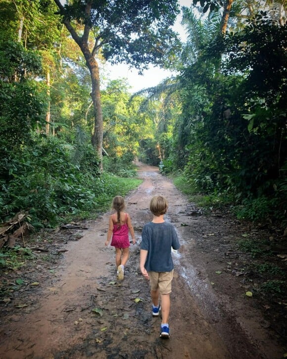 Amélie Mauresmo visite le Cameroun avec ses enfants et partage des photos de son séjour sur son compte Instagram.