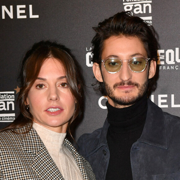 Pierre Niney et sa femme Natasha Andrew - Avant-première du film "Amants", soirée d'ouverture de la rétrospective Nicole Garcia à la Cinémathèque française. Paris, le 15 novembre 2021. © Veeren/Bestimage