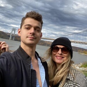 Valérie Trierweiler retrouve son fils Léonard et son épouse Jennifer à New York, après des mois de séparation.