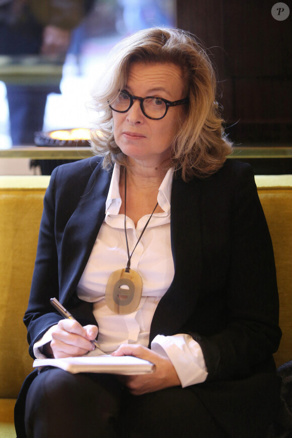 Valérie Trierweiler - Jean-Paul Dubois remporte le prix Goncourt pour son livre "Tous les hommes n'habitent pas le monde de la même façon" au restaurant Drouant à Paris le 4 novembre 2019. © Jonathan Rebboah/Panoramic/Bestimage