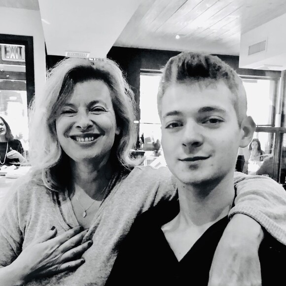 Léonard Trierweiler et son épouse Jenny sur Instagram. Le fils de l'ancienne première dame s'est marié à sa compagne de longue date le samedi 30 novembre 2019, à New York.