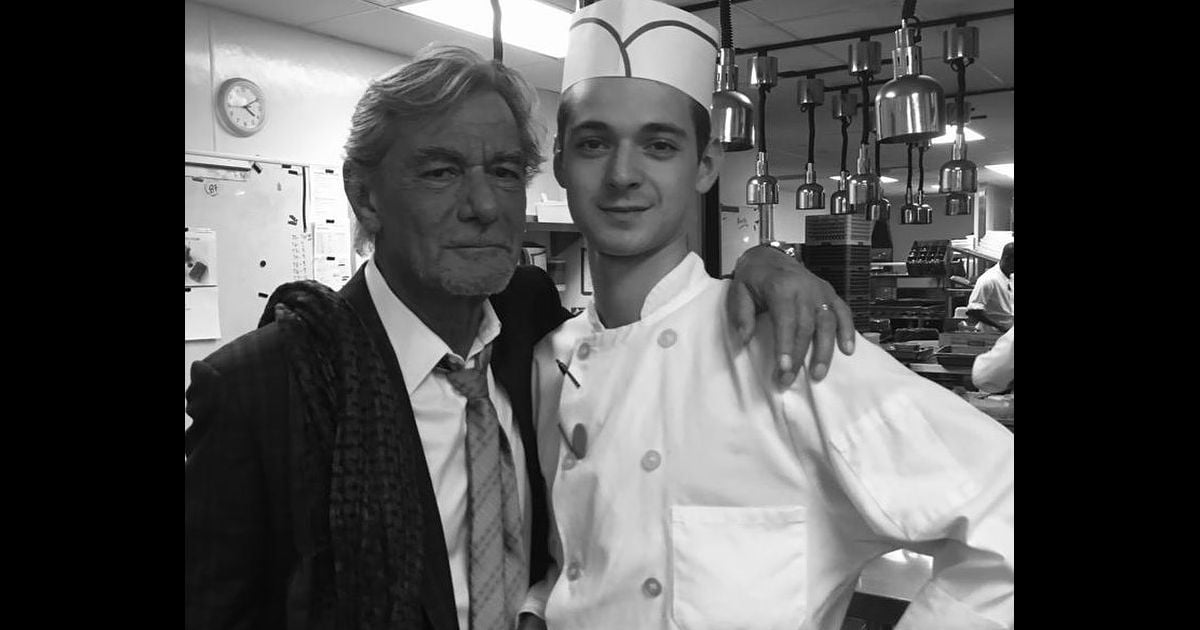 Léonard Trierweiler pose avec son père Denis, à New York, le 23 octobre