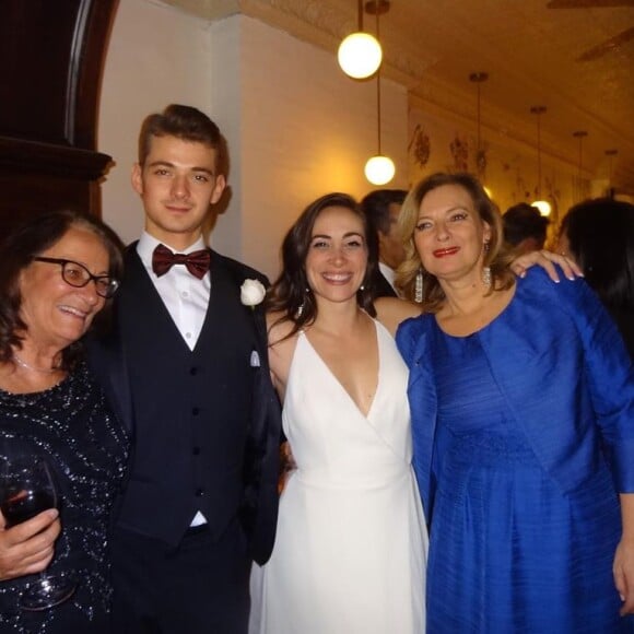 Léonard Trierweiler a adressé un message à sa maman Valérie Trierweiler sur les réseaux sociaux le 10 mai 2020, à l'occasion de la fête des Mères. Il l'a illustré avec une photo de son mariage, qui remonte à décembre 2019.