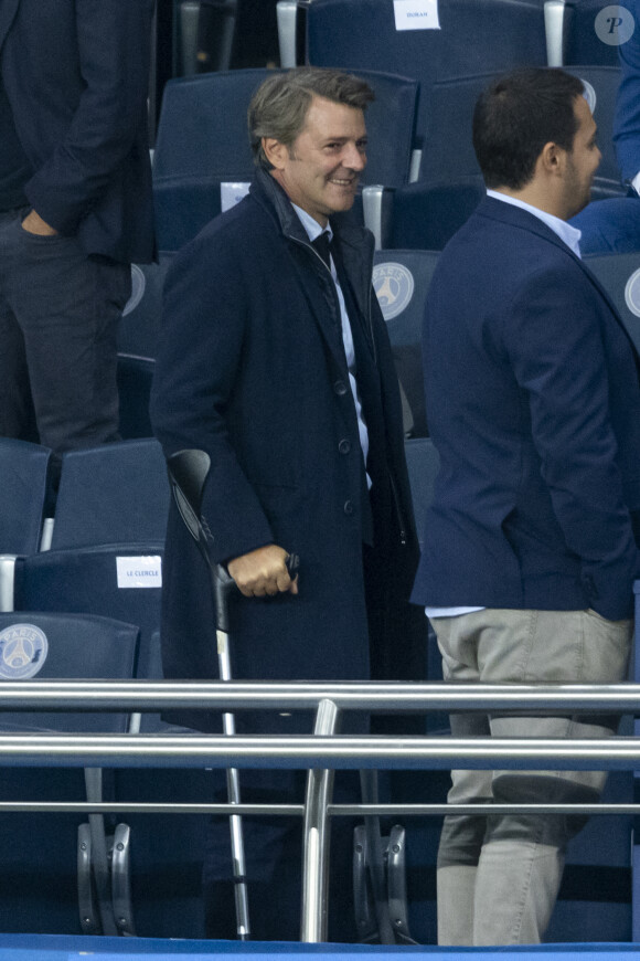François Baroin en béquilles assiste à la victoire du PSG (2) face à Manchester City (0) lors de la deuxième journée de la Ligue des champions au Parc des Princes à Paris le 28 septembre 2021. © Cyril Moreau/Bestimage