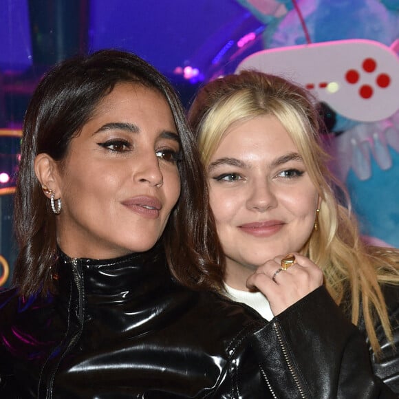 Leïla Bekhti et Louane Emera - Inauguration des vitrines et du sapin de Noël des Galeries Lafayette Haussmann à Paris. Le 17 novembre 2021.