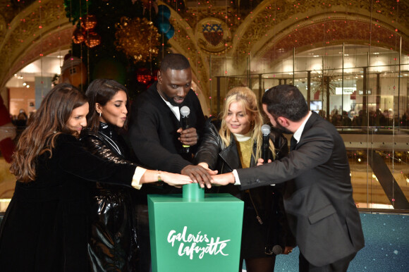 Héléne Sy, Leïla Bekhti, Omar Sy et Louane Emera - Inauguration des vitrines et du sapin de Noël des Galeries Lafayette Haussmann à Paris. Le 17 novembre 2021.